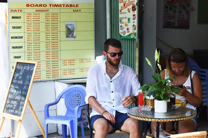 Khách Tây liều mình săn ảnh đường tàu trong phố cổ Hà Nội